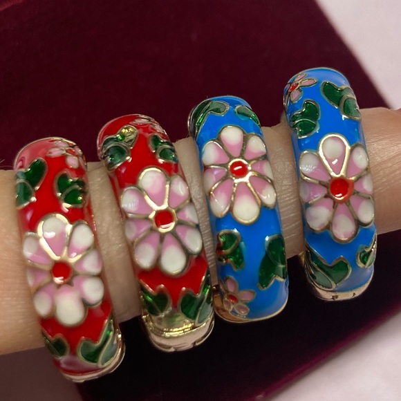 🌟 Red or Blue Flowers Hoop Earrings - Picture 5 of 6